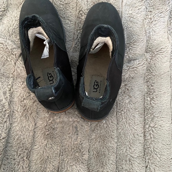 Ugg waterproof ankle boots. - Picture 3 of 4